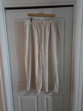 Old Navy Cream Elastic-Waist Cropped Pants
